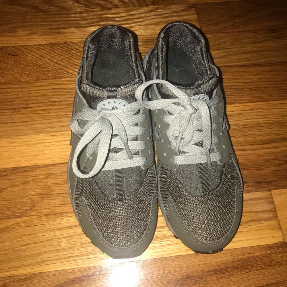NIKE HUARACHES